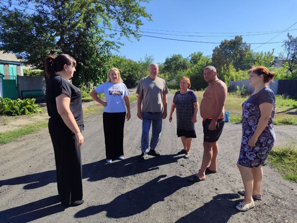 Сегодня, 19 августа, директор ГБОУ "Школа № 13 г.о.Торез", Людмила Головко провела встречу с жителями ул. Кошевого, д.39