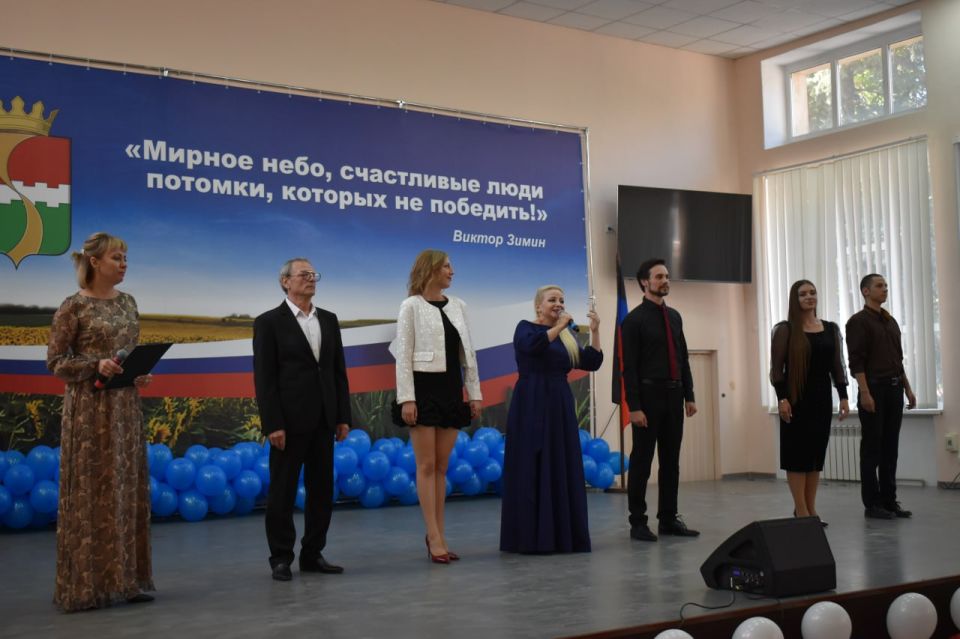 Игорь Лызов: Артисты Донецкого государственного академического музыкально-драматического театра имени М.М. Бровуна посетили Амвросиевку с концертной программой, посвящённой Дню Государственного флага Российской Федерации