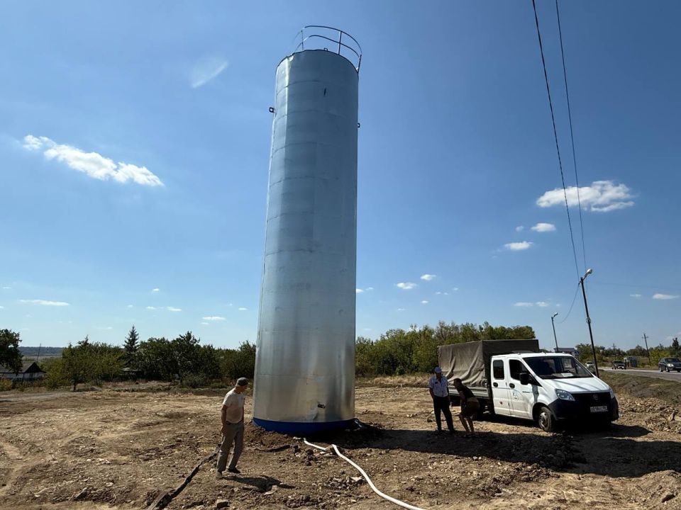 В поселке Красный Октябрь в Макеевке установили водонапорную башню