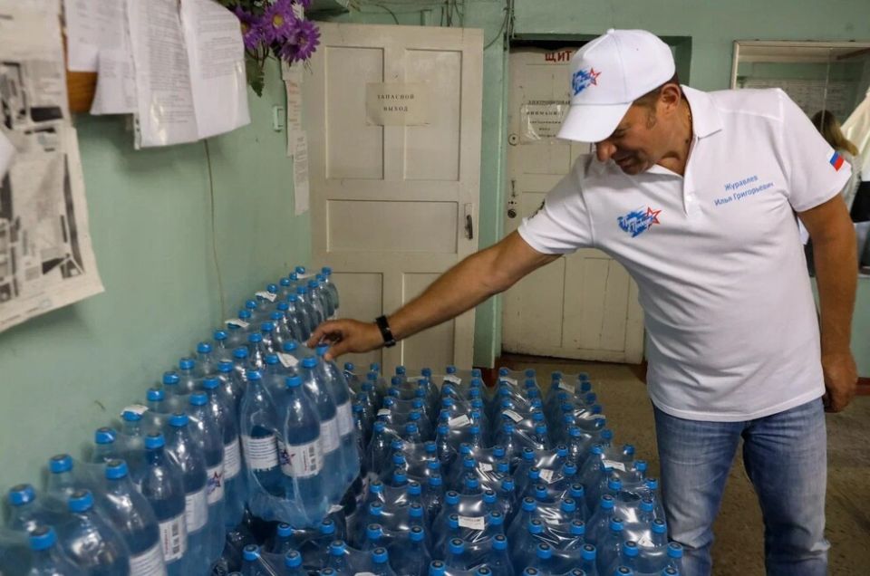 В ДНР из Севастополя доставили 40 тонн питьевой воды