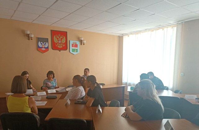 15 августа в администрации Амвросиевского муниципального округа состоялось очередное заседание комиссии по делам несовершеннолетних и защите их прав под председательством председателя комиссии Крюковой Елены Николаевны