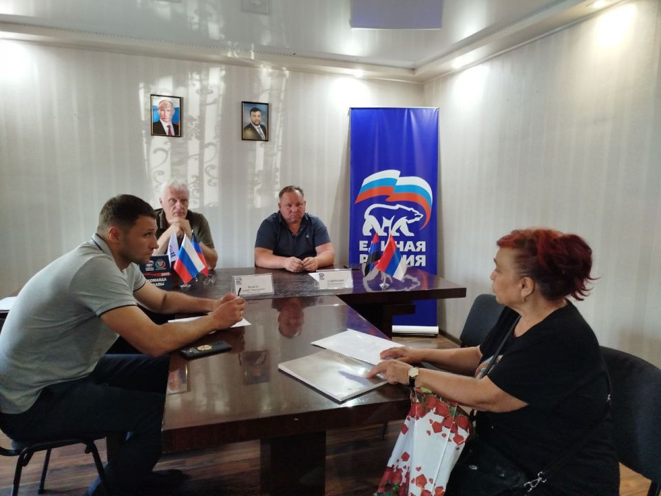 Заместитель председателя #Комитет_по_образованию_науке_культуре_и_делам_общественных_организаций Андрей Бедило (фракция «Единая Россия») провел прием граждан в городском округе Торез