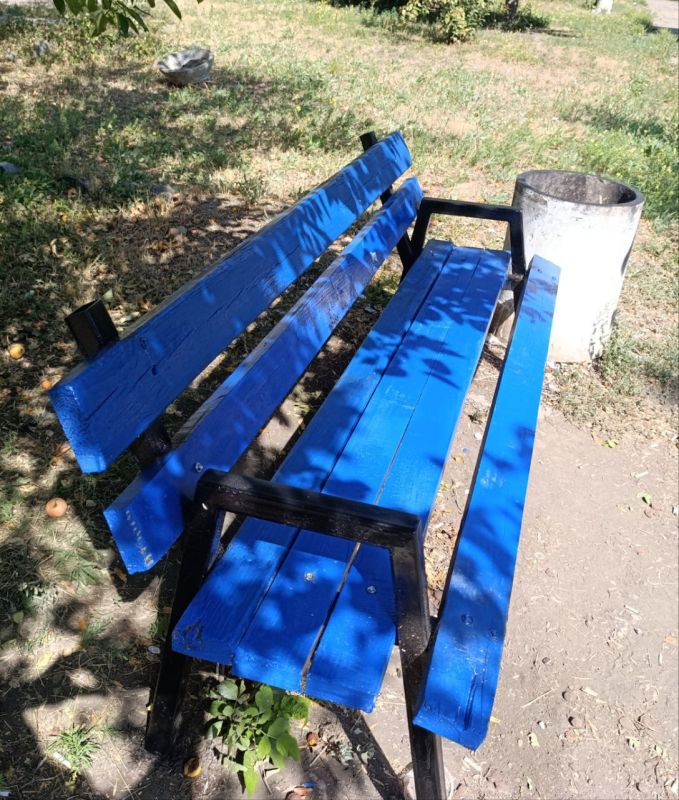 В Ждановке произвели реставрацию скамеек
