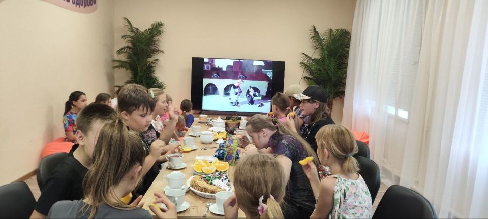 В молодежном отделе МБУ "Центр культуры и досуга города Дебальцево" прошло празднование Дня рождения всеми любимого Чебурашки!
