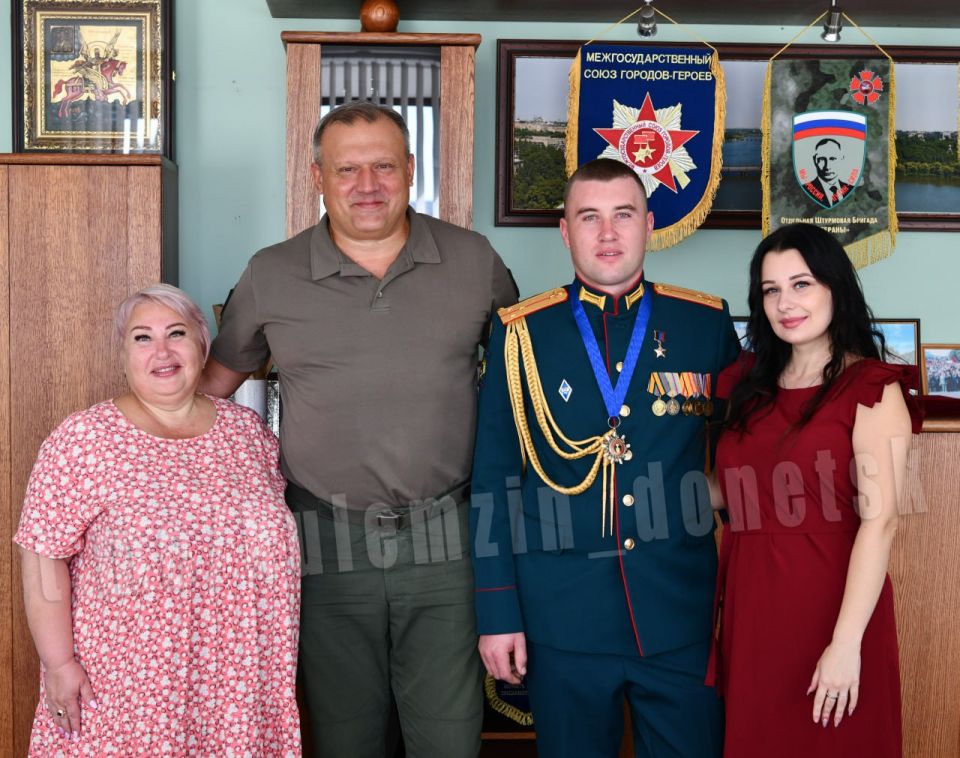 Один из самых молодых: Герою ДНР присвоили звание почетного гражданина Донецка