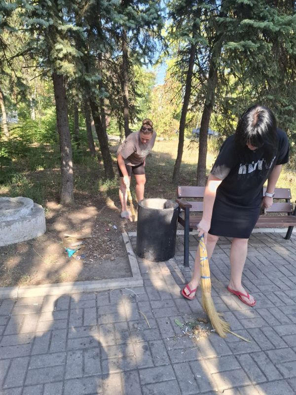 Образовательные учреждения Ждановки приняли участие в субботнике