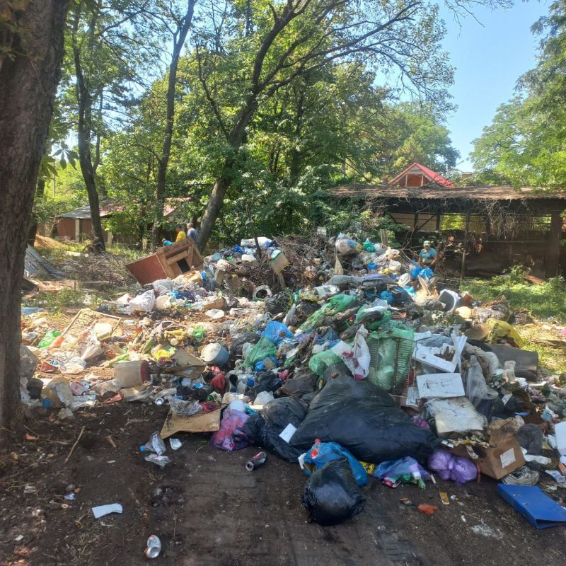Константин Зинченко: На встрече с гражданами в пгт Комсомольский с уверенностью заявлял - вопрос вывоза мусора и стихийных свалок будет решен в кратчайшие сроки