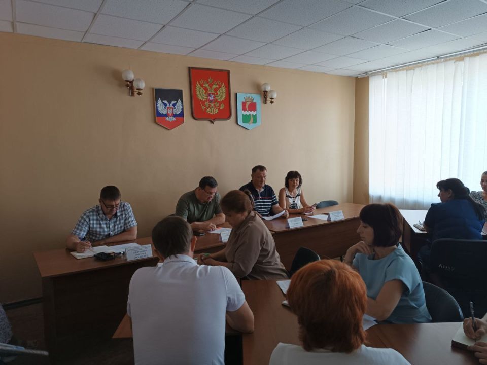 Игорь Лызов: На еженедельном аппаратном совещании с начальниками управлений, отделов, секторов администрации округа и руководителями учреждений рассмотрели ряд вопросов, среди которых начальник отдела экономического развития...