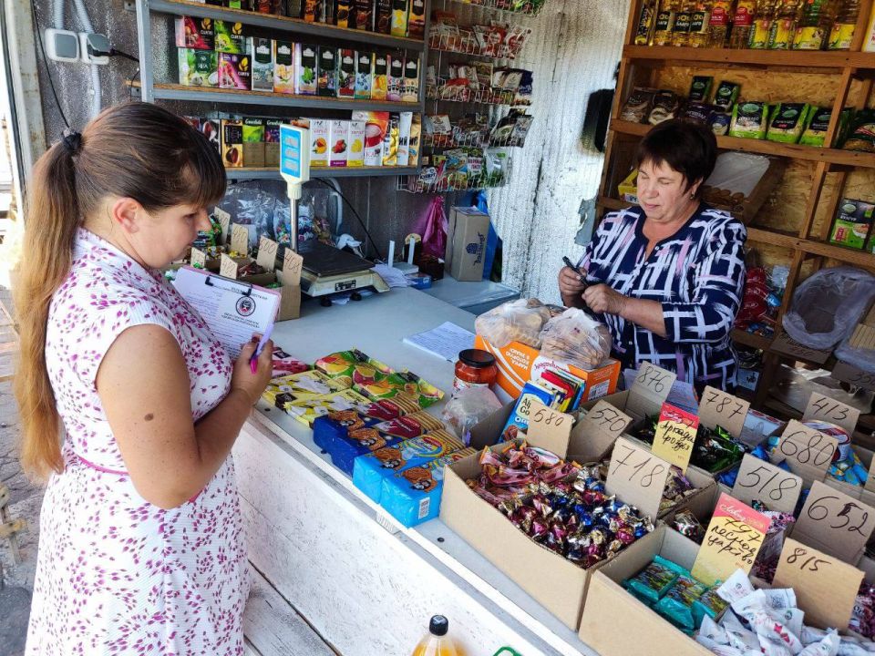 В городе Моспино прошел плановый рейд Народного контроля по соблюдению правил торговли и санитарных норм
