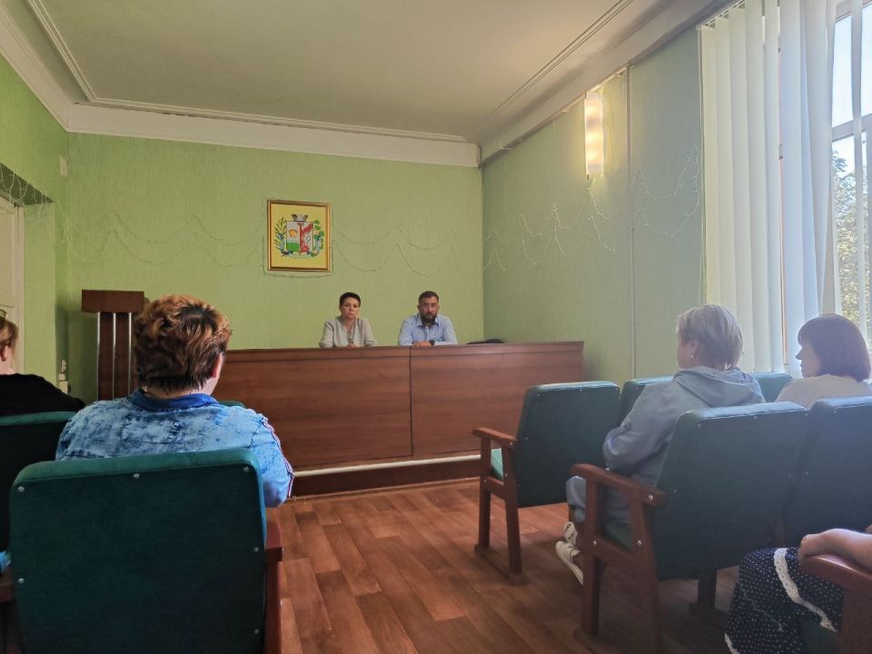 20 августа управляющий делами Администрации Старобешевского муниципального округа Евгения Биатова, совместно с Председателем Старобешевского муниципального Совета Дмитрием Блиновым провели встречу с жителями города...