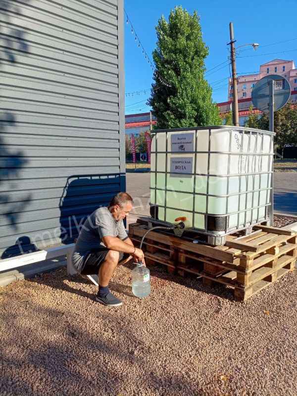 Алексей Кулемзин: В условиях сложившейся ситуации в Донецке, владельцы автомоек, имеющих скважины, оказывают поддержку населению и бесплатно раздают техническую воду