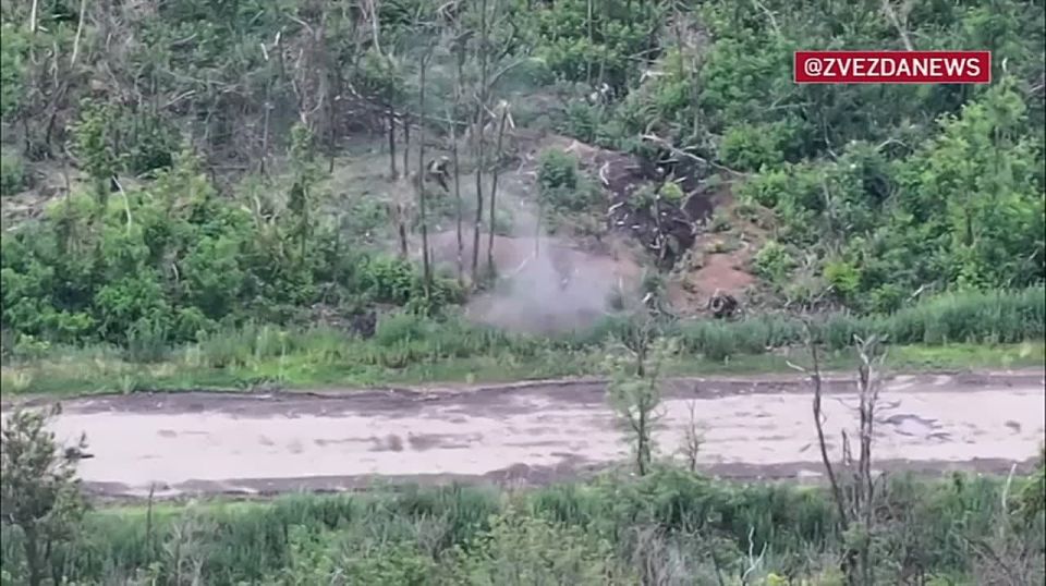 Десантники заняли и зачистили опорный пункт ВСУ западнее Часова Яра — для этого им пришлось всю ночь подбираться к нему в специальных плащах, которые скрывали бойцов от тепловизоров