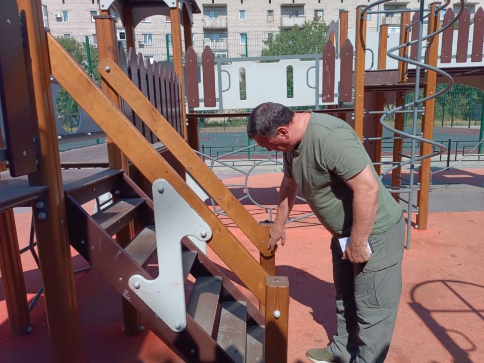 Секретарь Амвросиевского местного отделения Всероссийской политической партии «Единая Россия» Игорь Лызов проинспектировал детские площадки в Амвросиевке
