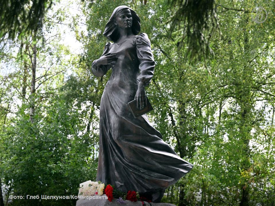 Памятник политологу и публицисту Дарье Дугиной открыли в парке Захарово в Одинцовском городском округе Подмосковья в третью годовщину ее смерти