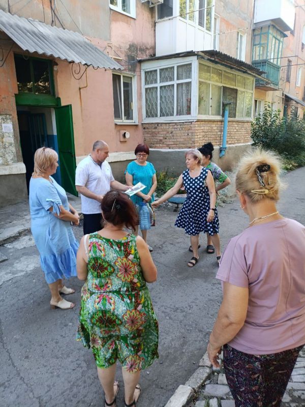 Сегодня, 20 августа, заместитель главы администрации городского округа Торез Александр Ставицкий совместно с депутатом Торезского городского совета Еленой Жировой провел встречу с населением по ул. Энгельса, д. 89