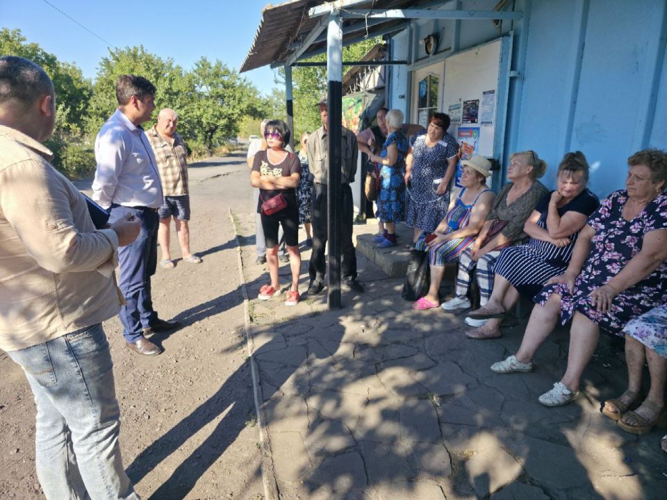 19 августа Глава муниципального образования городской округ Торез Артем Чесноков совместно с депутатом Торезского городского совета Игорем Шинкаревы и депутатом Народного Совета Андреем Бедило провели встречу с населением...