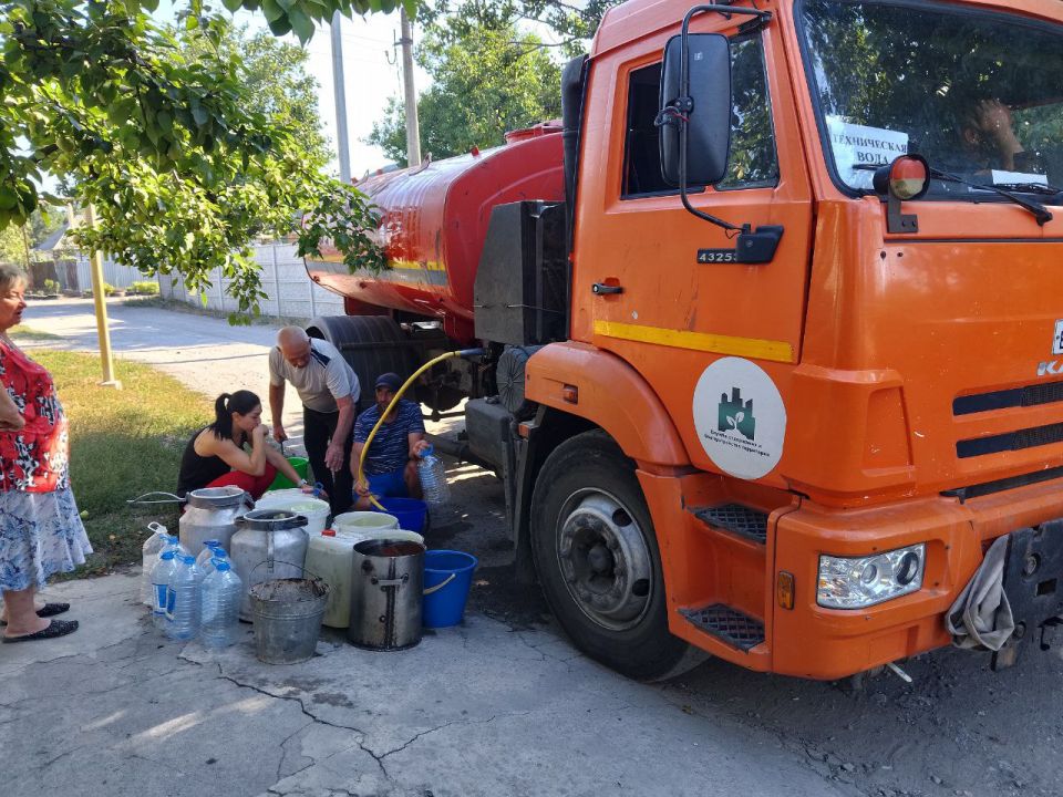 Для обеспечения водой жителей района Управой Кировского внутригородского района ежедневно осуществляется подвоз воды для жителей домов, в которые в установленный графиком день не поступила вода