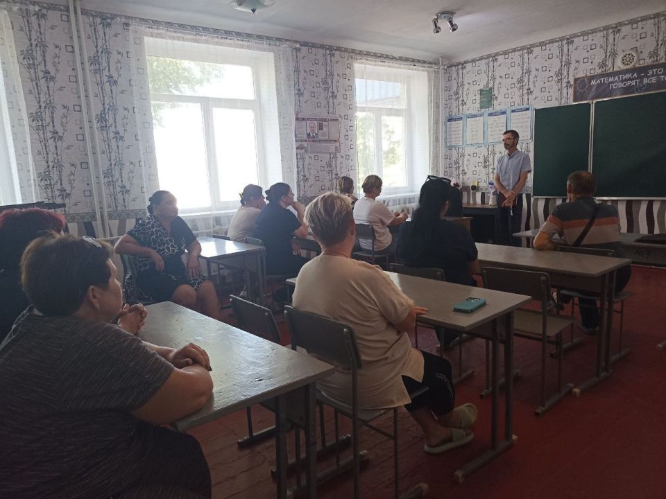 21 августа заведующий Осыковским территориальным сектором Дмитренко Евгений Александрович провел встречу с трудовым коллективом ГБОУ «Осыковская школа Старобешевского м.о.»