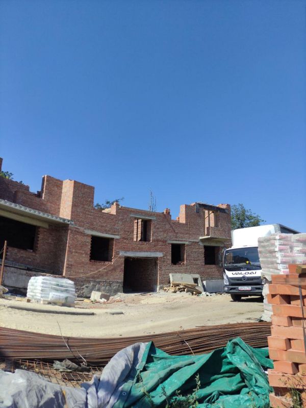 В Авдеевке восстанавливают разрушенный дом