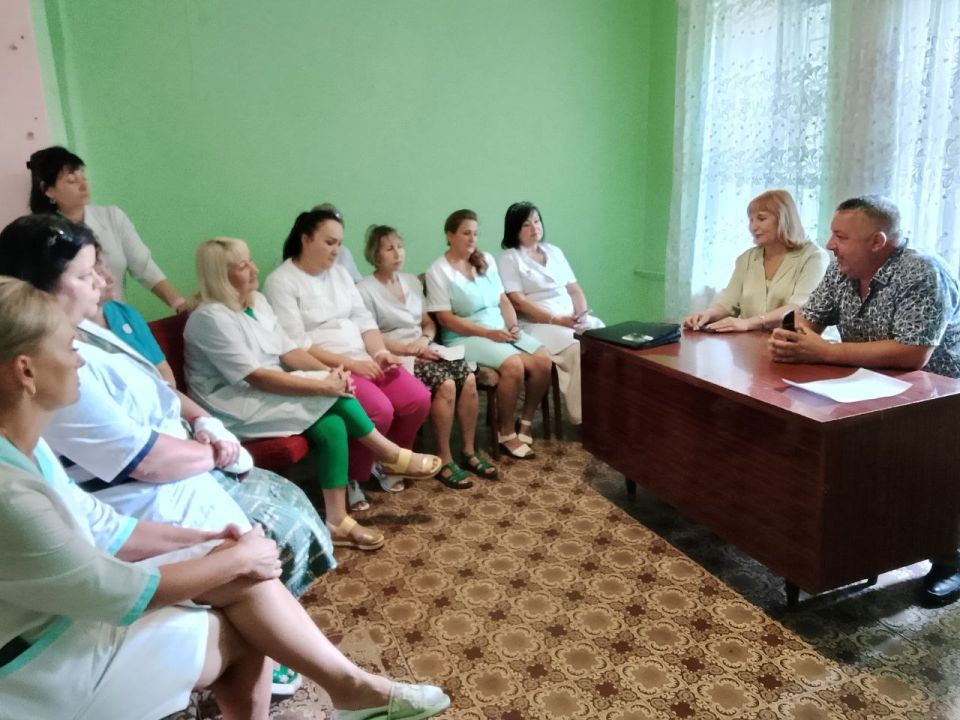 Сегодня, 21 августа, Роман Грицай, начальник Пелагеевского территориального отдела совместно с Людмилой Пархоменко, депутатом Торезского городского совета провели встречу с трудовым коллективом ГБУ « ЦПМСП Г.ТОРЕЗА...