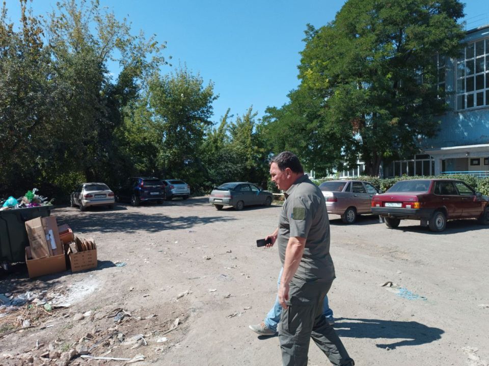 Глава Амвросиевского муниципального округа Игорь Лызов совместно с начальником Управления ЖКХ Виталием Щурвым проинспектировал площадки сбора твёрдых коммунальных отходов в городе