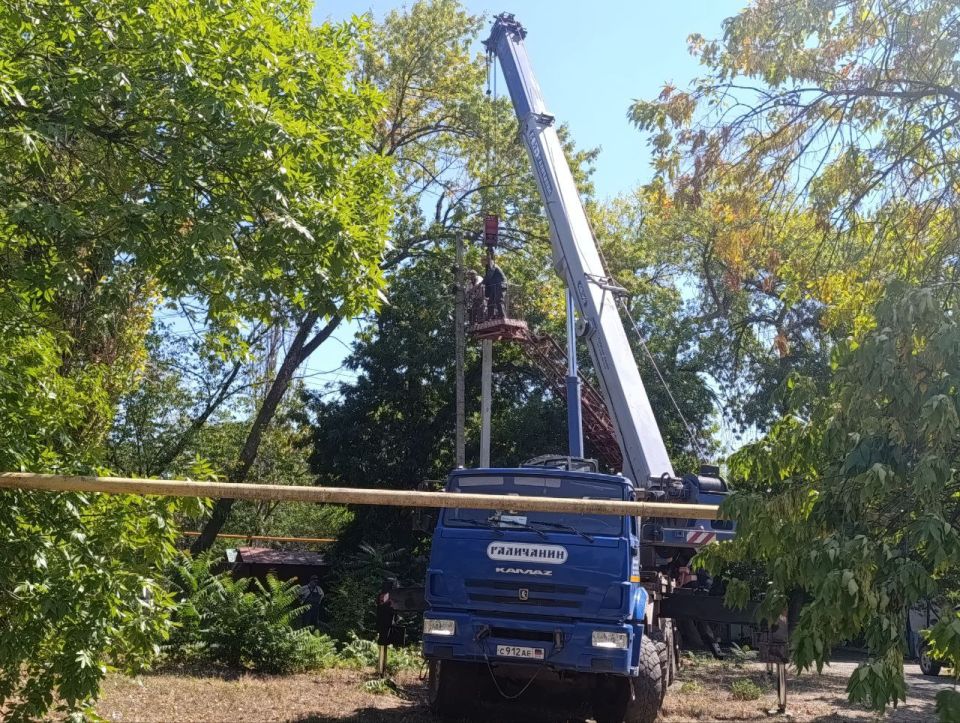 В Ждановке ведутся работы по восстановлению линий электропередач