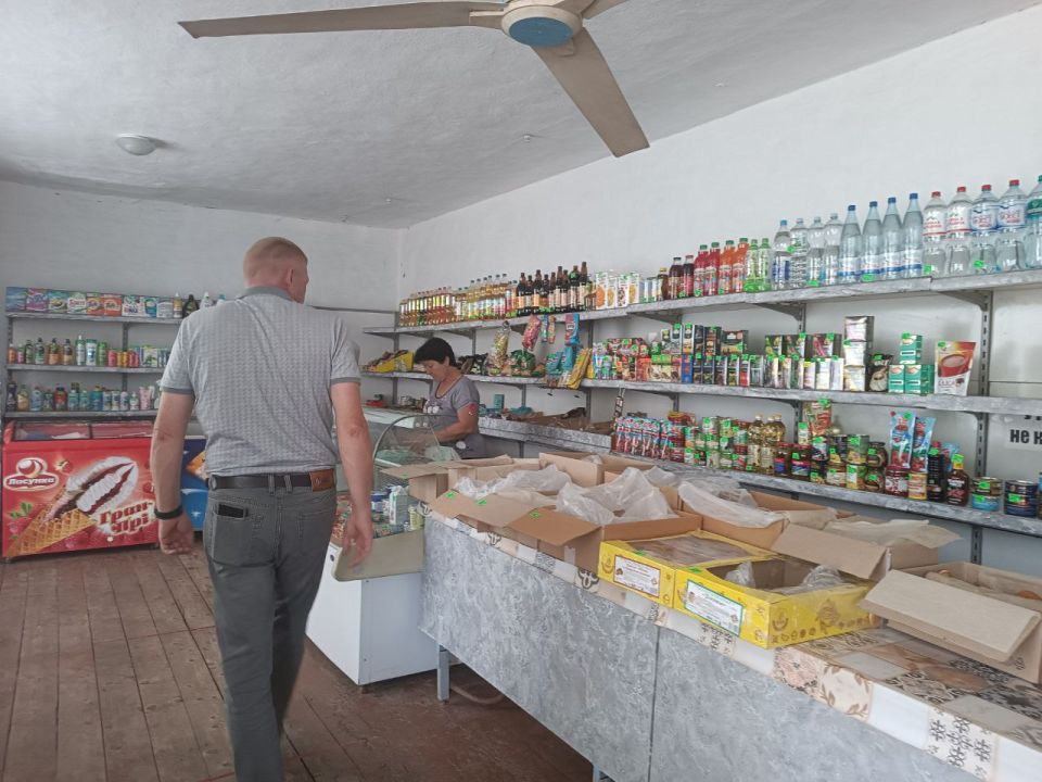 Сергей Юзвинкевич: Проинспектировал цены на социально значимые продукты питания в магазине с. Старченково