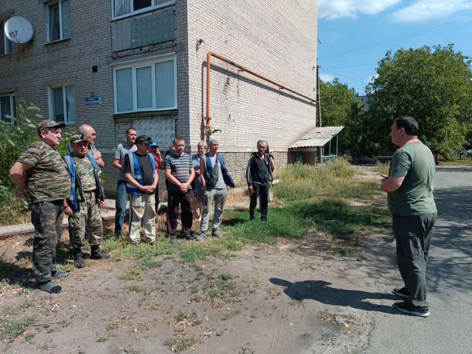 Секретарь Амвросиевского местного отделения Всероссийской политической партии «Единая Россия» Игорь Лызов встретился с жителями улицы Интернациональная, 5 г. Амвросиевка