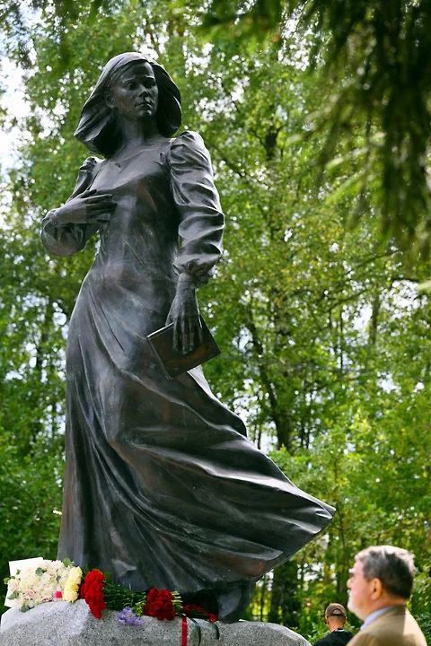 В Подмосковье открыли памятник Даши Дугиной в третью годовщину ее гибели