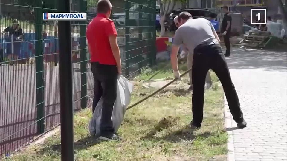 Общими усилиями улицы Республики становятся чище: представители молодёжи вышли на субботник в Мариуполе