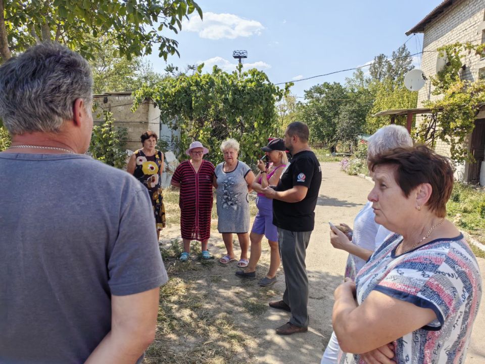 Лидер общественного мнения, председатель Общественного совета Александр Горянный встретился с жителями улицы Ульяновская города Амвросиевка