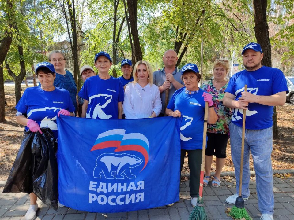 Василий Ткачук: Сегодня, в очередной раз, в рамках проектов «Чистая страна» и «Школа ЖКХ», реализуемых партией «Единая Россия», сотрудники Управы Калининского внутригородского района Администрации городского округа Донецк...