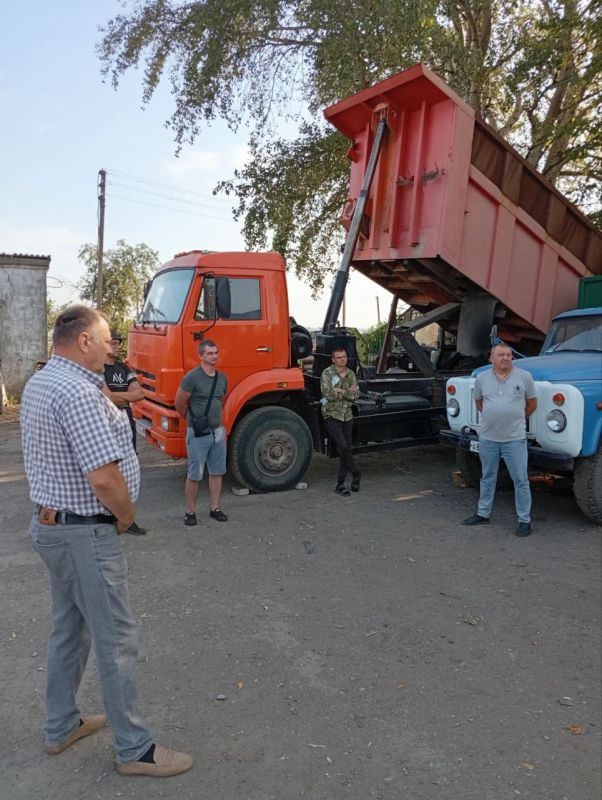 Первый заместитель главы администрации Амвросиевского муниципального округа Борис Бутко встретился с трудовым коллективом ООО "Прогресс"
