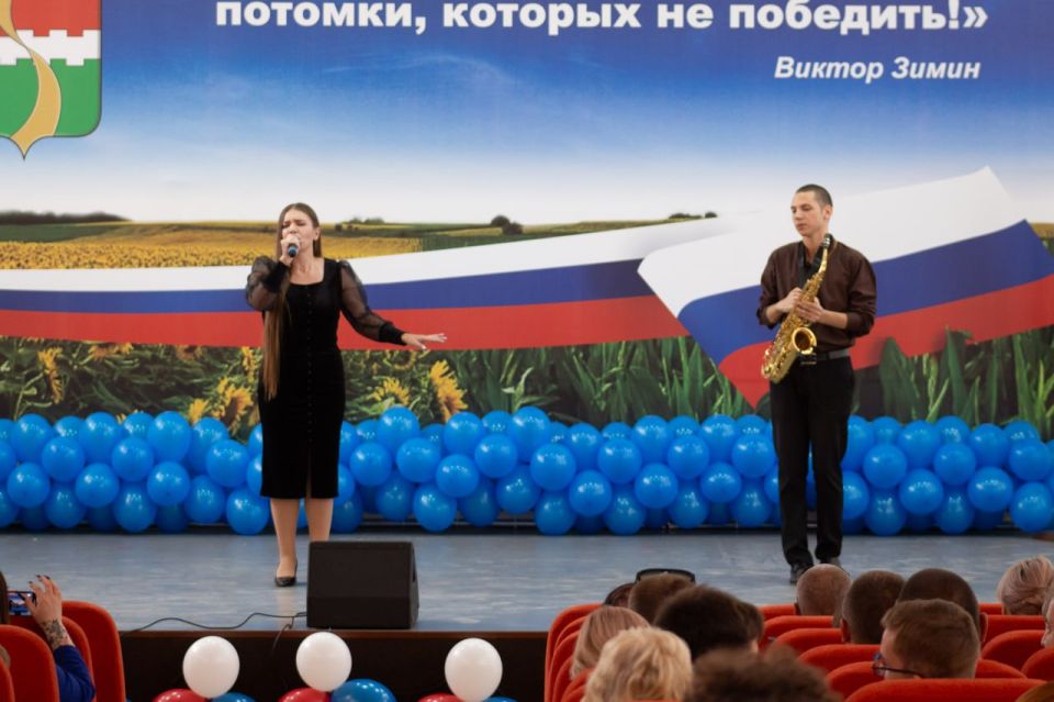 В преддверии Дня флага России ветераны-защитники Родины посетили праздничные концерты