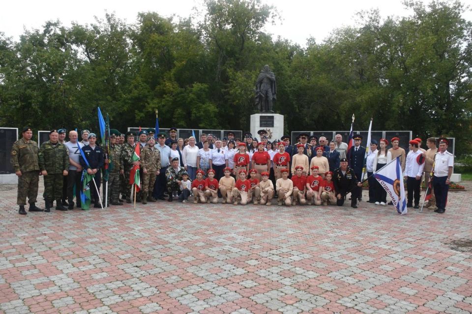 Эхо Победы сквозь годы. На площади Памяти в Бердюжье Тюменской области юнармейцы приняли участие в акции «Дорога памяти», приуроченной к Году защитника Отечества и 80-летию Великой Победы