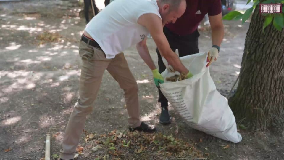 Депутаты Народного Совета фракций «Единой России», КПРФ и «Новых людей» во главе с Председателем Народного Совета ДНР Константином Кузьминым провели субботник
