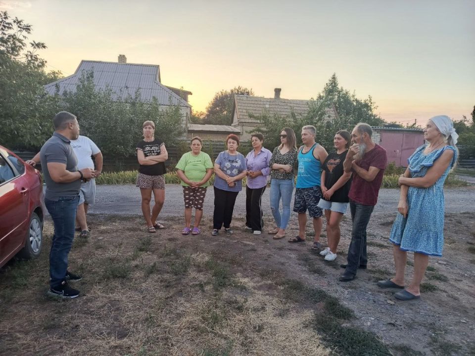 20 августа лидер общественного мнения Виталий Хохлов провел встречу с населением в городе Комсомольское по ул.З.Космодемьянской