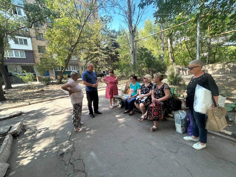 Сегодня, 21 августа, заместитель главы администрации городского округа Торез Александр Ставицкий провел встречу с населением по ул. Пионерская, д. 9