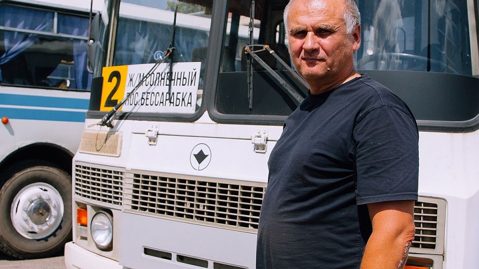 Проехать по Горловке и выжить: как герои-водители возят мирных жителей под обстрелами по самому опасному автобусному маршруту