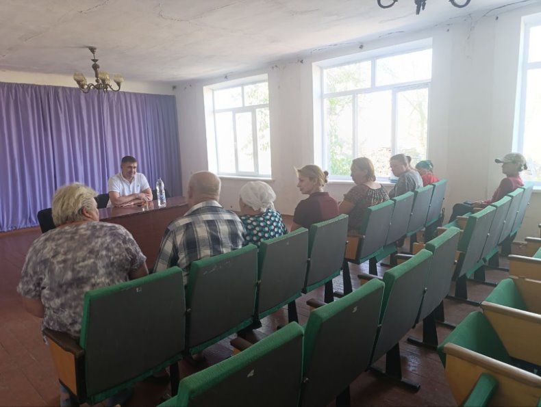 Заместитель главы администрации Амвросиевского муниципального округа Дмитрий Кудрявцев встретился с жителями с. Степано-Крынка