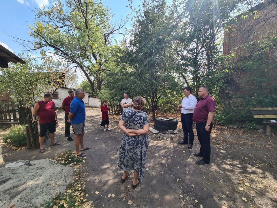 Встреча с населением. Сегодня, 22 августа, в рамках поручения Главы ДНР Дениса Пушилина, Председатель Торезского городского совета Александр Казмерчук совместно с Главой муниципального образования городской округ Торез...