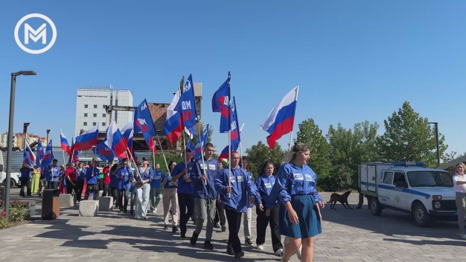 В Мариуполе ярко и торжественно отметили День Государственного флага Российской Федерации