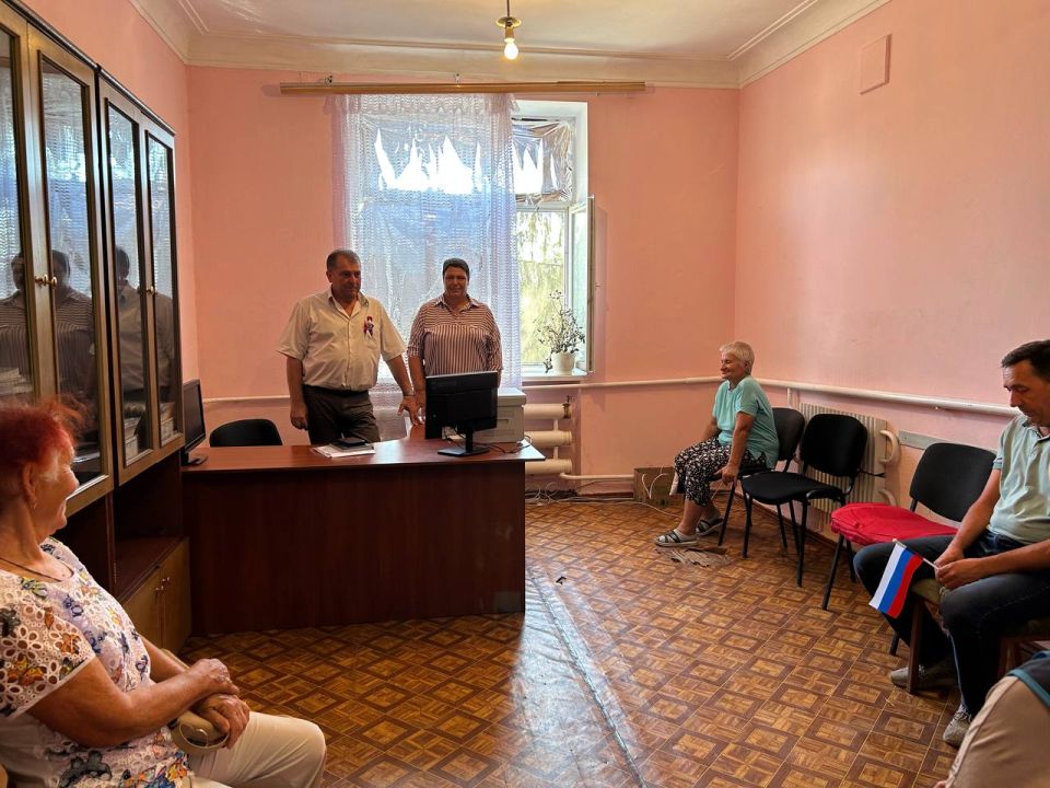 Таймураз Арсоев: В рамках постоянного диалога с населением, инициированного Главой ДНР Денисом Пушилиным, провел встречу с населением в селе Вольное по улице Советской