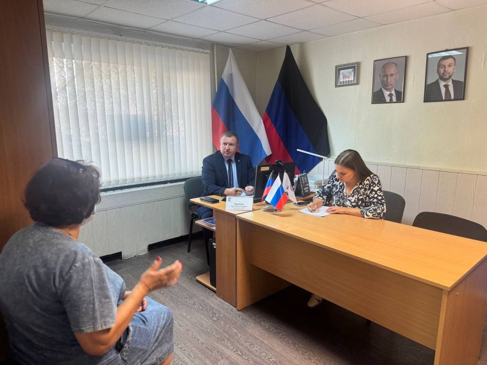 Приём граждан в Общественной приёмной партии "Единая Россия" города Снежное