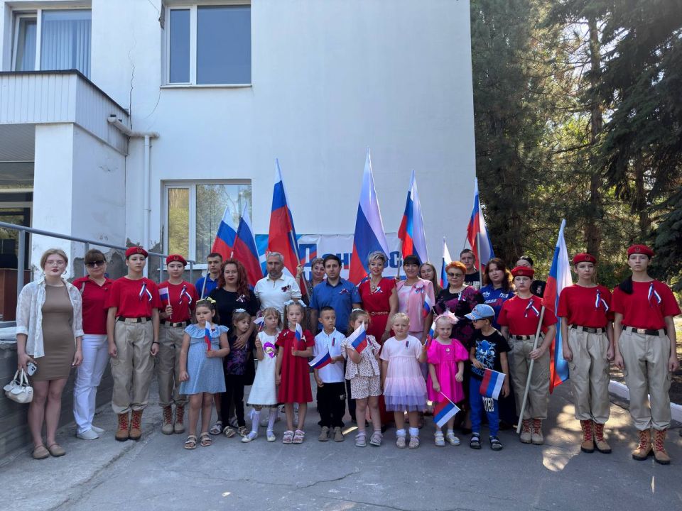 В Ждановке прошла тематическая программа ко Дню государственного флага России «Гордо реет флаг державный»