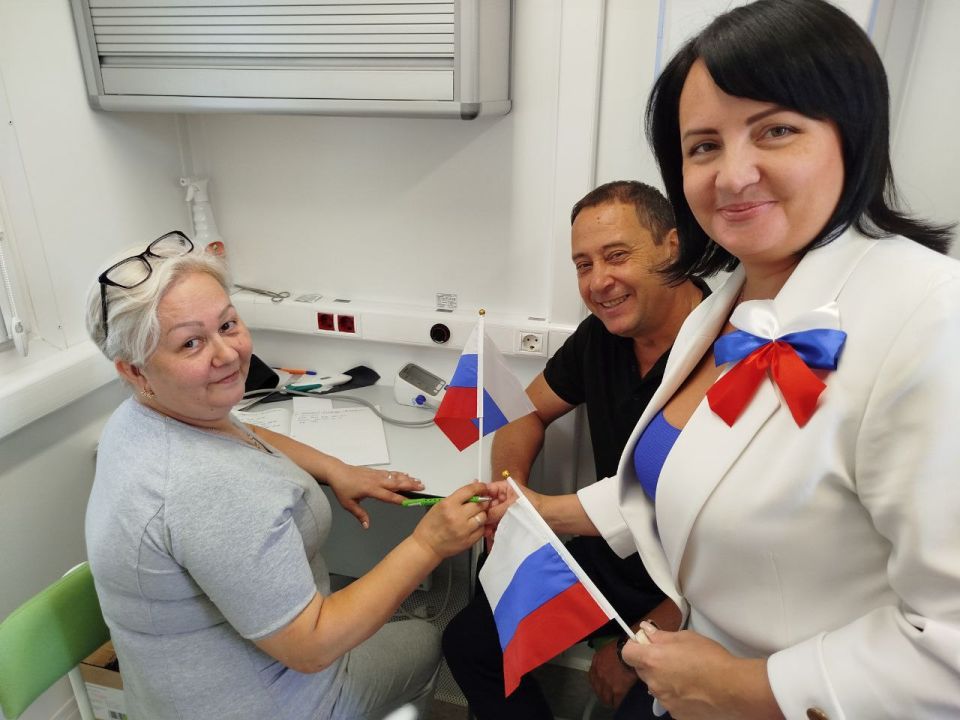 В День Государственного флага Российской Федерации, организовали и провели акцию по раздаче государственной символики, направленную на укрепление патриотического духа и праздничного настроения среди медицинского персонала...