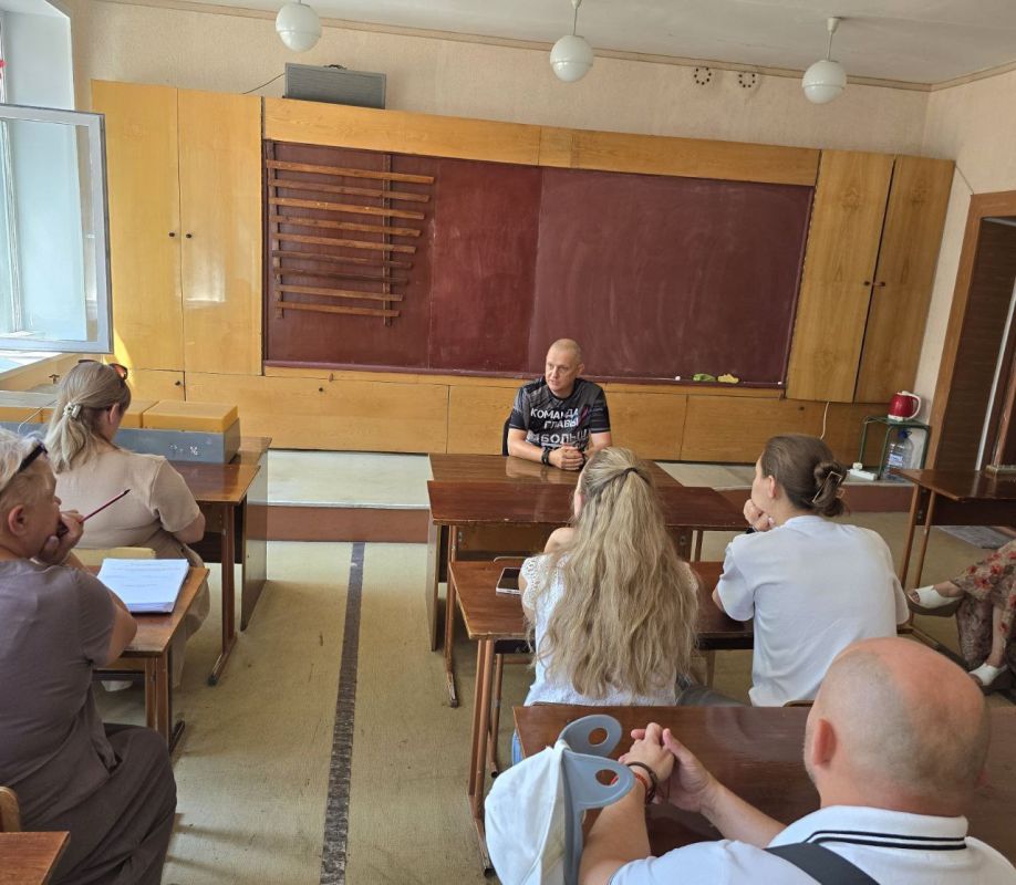 Председатель. #Комитет_по_поддержке_участников_СВО Дмитрий Огилец (фракция «Единая Россия») провел встречу с трудовым коллективом ГБОУ «СШ №24 г.о. Харцызск»