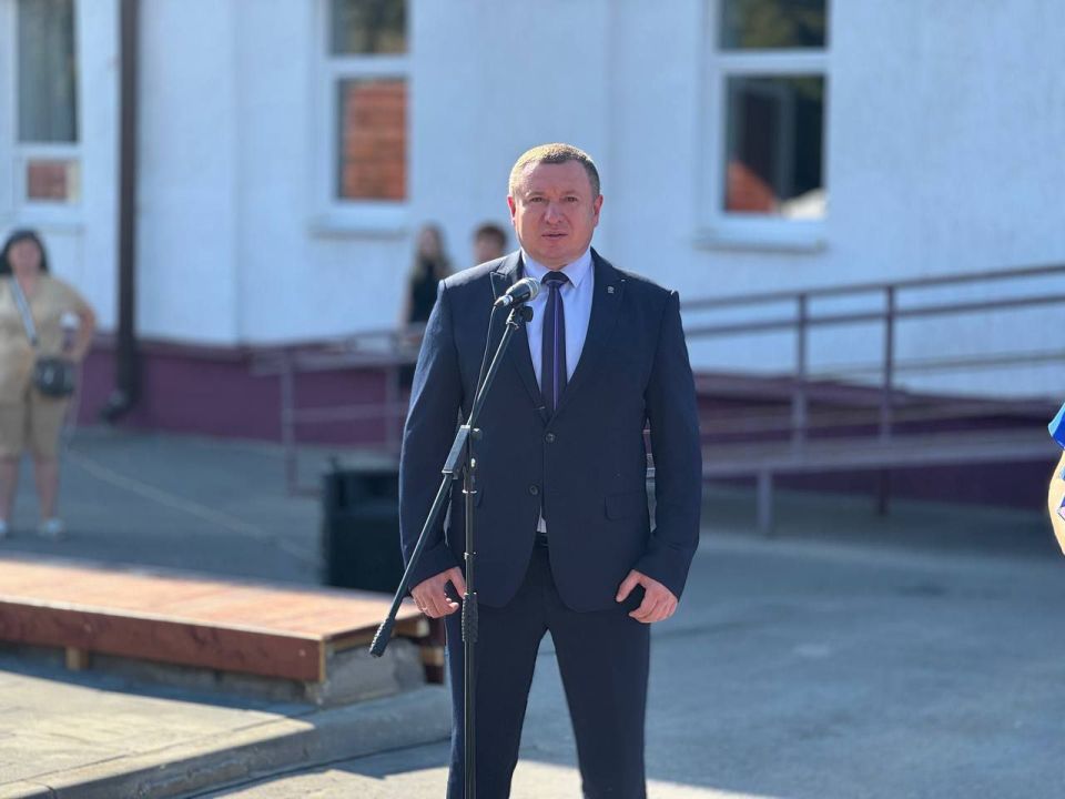 Сергей Ермаков: 22 августа на центральной площади Снежного состоялась торжественная церемония поднятия государственного флага Российской Федерации