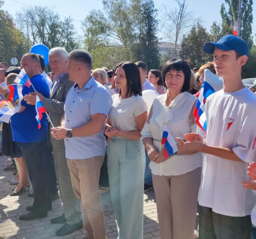 Над центральной площадью Тореза гордо реет триколор