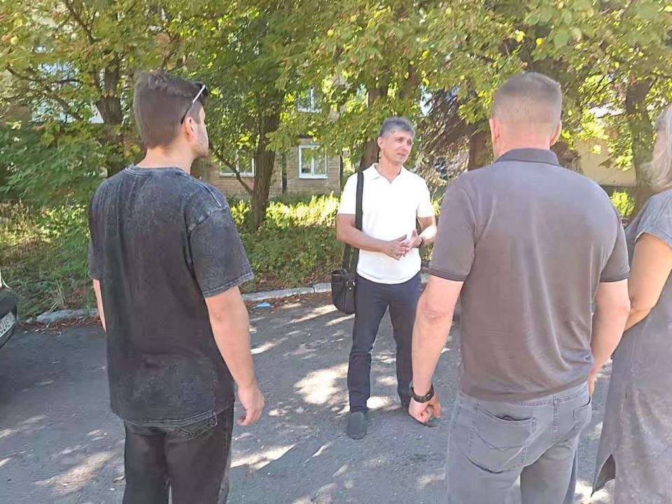 ВСТРЕЧИ С НАСЕЛЕНИЕМ. 22 августа 2025 года депутаты Ясиноватского муниципального совета от фракции «Единая Россия» - Виталий Кухта и Николай Коляденко провели встречи с населением